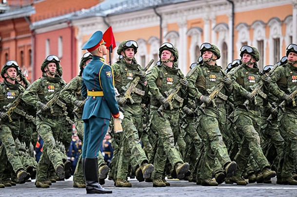 Перед гостями торжественным маршем прошли пешие парадные расчеты, сохраняя исторический темп – 120 шагов в минуту. Церемонией командовал главком Сухопутных войск генерал-полковник Андрей Мордвичев