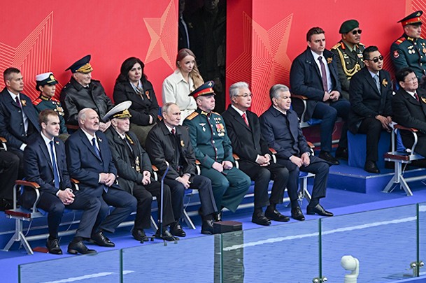 Владимир Путин на военном параде в Москве в честь 81-й годовщины Победы в Великой Отечественной войне. В первом ряду слева направо: сын президента Белоруссии Николай Лукашенко, президент Белоруссии Александр Лукашенко, ветеран Великой Отечественной войны Свет Турунов, Герой России, участник СВО Леонид Рыжов, президент Казахстана Касым-Жомарт Токаев, президент Узбекистана Шавкат Мирзиеев, президент Лаоса Тхонглун Сисулит