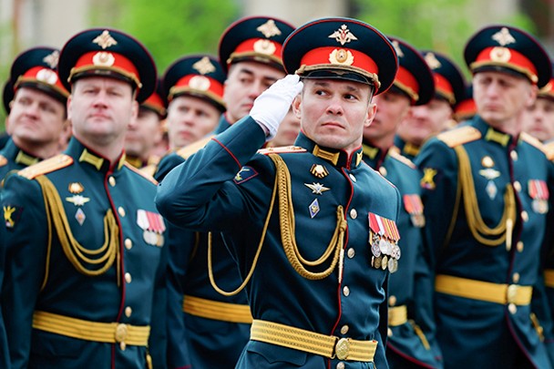 Путин напомнил, что великий подвиг поколения победителей вдохновляет воинов, выполняющих сегодня задачи СВО. «Они противостоят агрессивной силе, которая вооружается и поддерживается всем блоком НАТО. И несмотря на это, наши герои идут вперед», – отметил президент