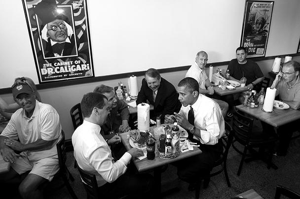 Президенты заказали две «Колы» и «Нести» и по большой тарелке с бургером и картофелем фри. Медведев заказал себе бургер с луком, салатом, помидорами и сыром «Чеддер», Обама - с луком, сыром «Чеддер», перчиками холопенья и грибами. При этом порцию картошки фри президенты поделили пополам