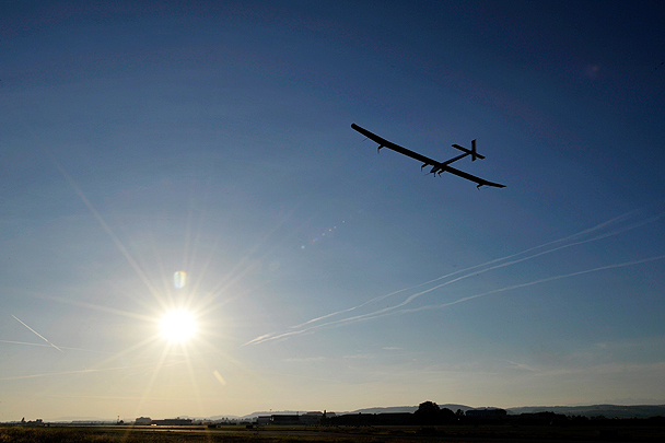 Самолет на солнечных батареях Solar Impulse с 7 на 8 июля совершает первый круглосуточный полет. За светлую часть дня ему удалось собрать достаточно энергии, чтобы не потерять высоту и ночью