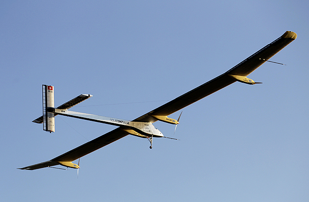 Размах крыла Solar Impulse – 63,4 метра, вес – 1,6 тонны. Движут им четыре электромотора мощностью по десять лошадиных сил, моторы же подпитываются от 12 тыс. фотогальванических элементов, расположенных на крыльях