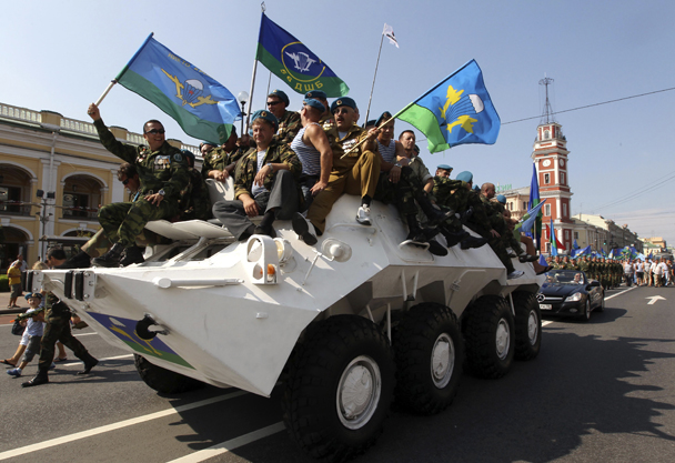 Купание десантников в фонтанах. 2 08 2010. Вдвшники купаются в фонтанах. 2 08 2010. Десантники бухают.