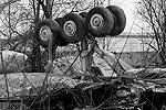 Фрагменты разбившегося Ту-154 на месте катастрофы под Смоленском&#160;(фото: Reuters)