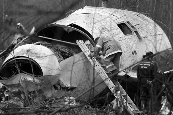 Фрагменты разбившегося Ту-154 на месте катастрофы под Смоленском