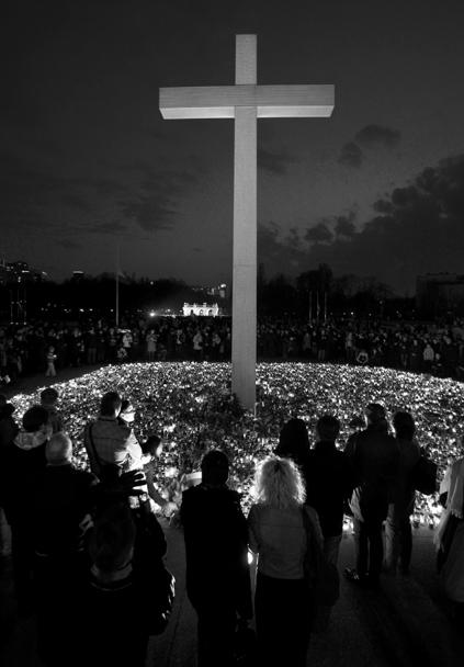 Крест памяти Леха Качиньского в центре Варшавы 