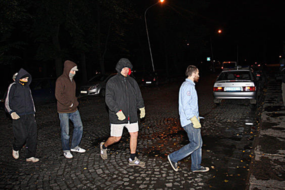 Активисты группы устроили свою акцию ночью. Одна из машин отдела ГИБДД УВД Московского района Петербурга была перевернута на улице Рыбинской