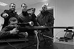 Дмитрий Медведев также побывал в учебном кабинете подготовки снайперов с помощью специального тренажера&#160;(фото: ИТАР-ТАСС)