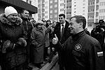 Во дворе одного из строящихся домов Медведева ожидали несколько десятков жильцов из дома напротив, в котором также проживают семьи военнослужащих и военные пенсионеры&#160;(фото: ИТАР-ТАСС)