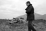 Президент России Дмитрий Медведев прогулялся вдоль линии огневой обороны, которую на Кунашире обозначали вкопанные в землю башни танков  
&#160;(фото: ИТАР-ТАСС)