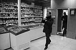 Президент Дмитрий Медведев был приятно удивлен рыбным ассортиментом кунаширских магазинов и не очень – ценами на куриное яйцо  &#160;(фото: ИТАР-ТАСС)