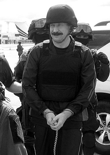 Закованный в наручники, одетый в каску Виктор Бут был этапирован в США