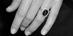 Официально объявлено о помолвке британского принца Уильяма и его подруги Кейт Миддлтон. Уильям подарил подруге обручальное кольцо, которое раньше принадлежало его покойной матери, принцессе Диане. Теперь это кольцо – уже на руке Кейт Миддлтон (на фото)