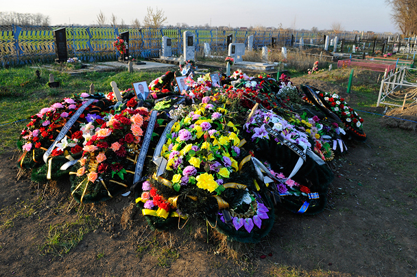 22 ноября. Станица Кущевская, Краснодарский край. Цветы на могилах жертв массового убийства