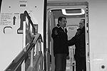После осмотра самолета «Супеджет-100» Медведев и Путин проводили Берлускони, который улетел в Италию. Медведев сел за руль автомобиля, и президент и премьер-министр вместе уехали в резиденцию «Бочаров ручей»&#160;(фото: ИТАР-ТАСС)