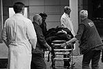 Один из пострадавших при взрыве в аэропорту Домодедово, доставленный в НИИ скорой помощи&#160;(фото: ИТАР-ТАСС)