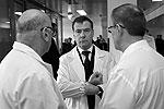 Перед входом в больничную палату Медведев надел белый халат&#160;(фото: ИТАР-ТАСС)