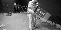 Участники эксперимента «Марс-500» впервые совершили выход на поверхность, имитирующую рельеф Марса. В рамках первого выхода «марсонавты» установили на поверхности Красной планеты российский и китайский флаги, а также флаг Европейского космического агентства (ЕКА) и зачитали приветствия землянам на русском и английском языках