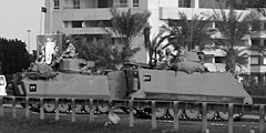 Танки, бронетранспортеры и грузовики с солдатами вошли в центр столицы Бахрейна – Манамы – после разгона антиправительственной манифестации на Жемчужной площади. Бахрейн стал еще одним арабским государством, которое затронули массовые протестные акции