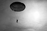 Для многих солдат срочной службы это был первый прыжок с парашютом – своеобразное посвящение в десантники&#160;(фото: ИТАР-ТАСС)