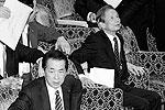 Премьер-министр Наото Кан (слева) во время заседания правительства, прерванного землетрясением&#160;(фото: Reuters)