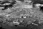 Центральная часть города Минамисанрики через день после прокатившегося цунами. Снимок сделан с вертолета Сил самообороны Японии. С воздуха спасатели пытаются увидеть оставшихся в живых людей&#160;(фото: Reuters)