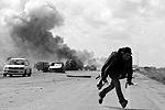 После авиаудара НАТО дороги возле Бенгази контролируют силы ливийской оппозиции&#160;(фото: Reuters)