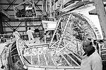 Специалисты очищают носовую часть шаттла «Дискавери» от остатков топлива и окислителя