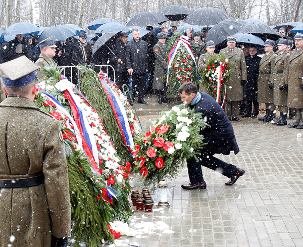 Польская делегация возложила венки к памятному камню, установленному год назад на месте катастрофы