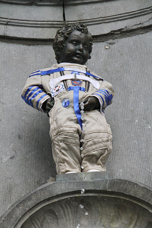 Статуя писающего мальчика