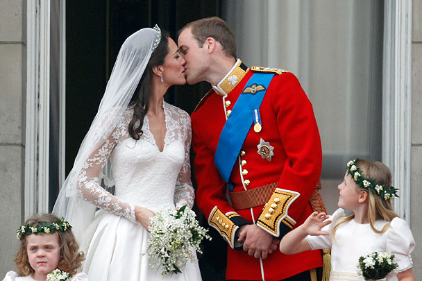 Уильям и Кэтрин скрепили союз поцелуем на балконе Букингемского дворца