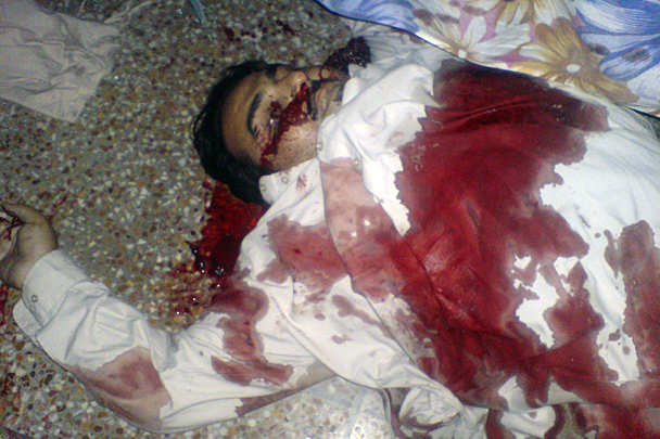 На данной фотографии изображен один из убитых мужчин, которые были застрелены во время операции по уничтожению бен Ладена. Всего на вилле было обнаружено трое безоружных убитых мужчин с многочисленными пулевыми ранениями. Двое в традиционной пакистанской одежде, третий - в европейской рубашке с короткими рукавами. Ни один из убитых не является бен Ладеном