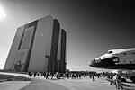 Спейс шаттл - американский многоразовый транспортный космический корабль. Шаттл запускается в космос с помощью отделяемых маршевых двигателей, осуществляет маневры на орбите как космический корабль и возвращается на Землю как самолет