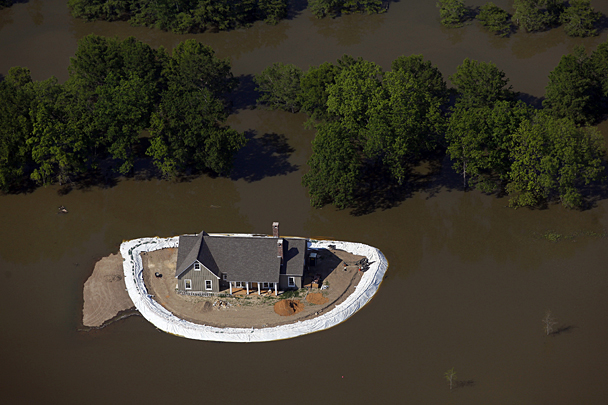 В Петербурге открыли дамбу, угроза наводнения миновала