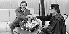 Шахматная партия Кирсана Илюмжинова и Муамара Каддафи закончилась вничью