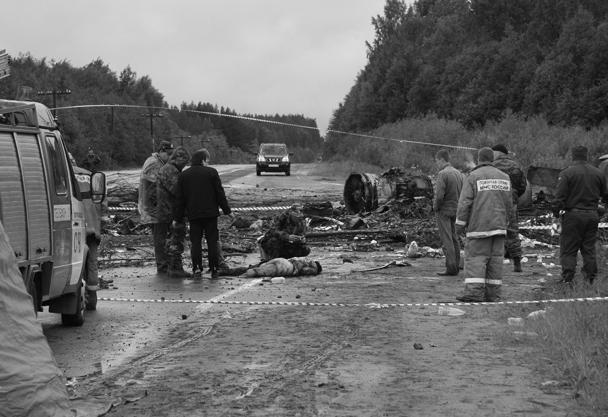 Тела погибших при авиакатастрофе разбросало по проезжей части 