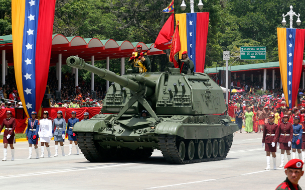 Венесуэльские ВС представили на юбилейном параде поступившие в последнее время на их вооружение многочисленные образцы российской военной техники, в том числе танки Т-72 последних модификаций