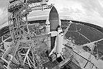 Несмотря на предупреждения синоптиков, во Флориде начинают собираться гости, желающие стать свидетелями завершения 30-летней истории шаттлов. В близлежащих к стартовой площадке городках собрались около 750 тысяч человек