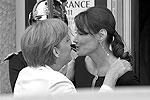 Канцлер Германии приветствует жену президента Франции Карлу Бруни &#160;(фото: ИТАР-ТАСС)