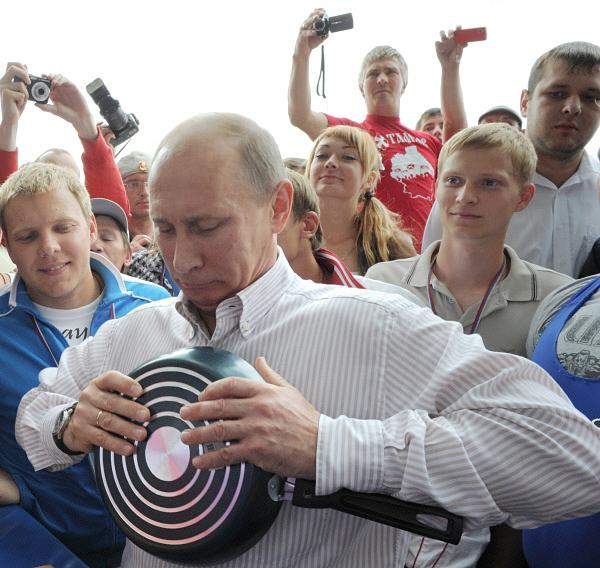 Один из членов «Русских богатырей» свернул в трубочку сразу две сковородки, которые подарил премьеру, сам Владимир Путин не стал портить новенькую сковородку