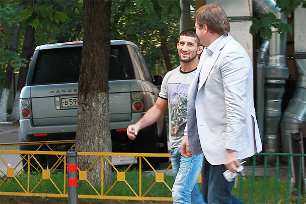 Расул Мирзаев направляется со своим адвокатом Игорем Дергачевым в следственный отдел для написания явки с повинной