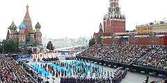 Москва в воскресенье отмечает День года. Празднование, которое, по предварительным оценкам, станет самым дорогостоящим и многолюдным за последнее время, должно запомниться рекордами