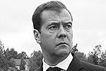 Президент постоял, на минуту склонил голову напротив того места, где лежат фрагменты самолета, затем перекрестился