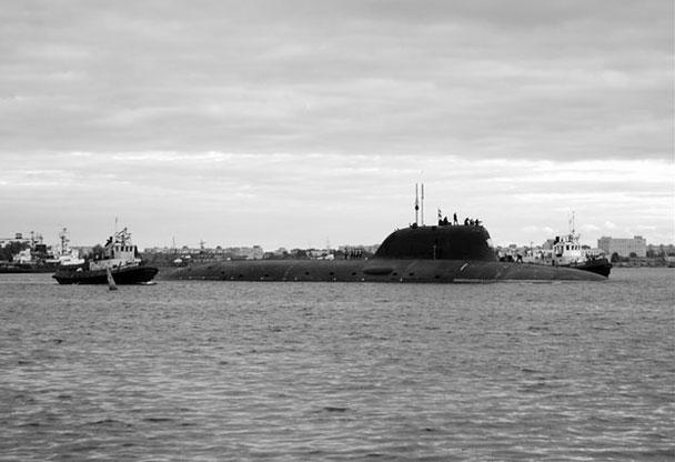 Новейшая АПЛ «Северодвинск» впервые вышла в море. Корабль, который строился с начала девяностых годов, отправился на заводские ходовые испытания. Это головная лодка проекта 885 «Ясень», всего, как ожидается, ВМФ получит восемь таких субмарин