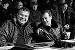 Дмитрия Медведева сопровождал министр обороны России Анатолий Сердюков, они живо обсуждали происходящее на полигоне Чебаркуль&#160;(фото: ИТАР-ТАСС)