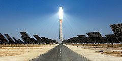 В Испании запущена первая в мире солнечная электростанция, способная круглосуточно получать энергию. «Джемасолар» – это первая подобная электростанция, которая может вырабатывать электричество в промышленных масштабах и обеспечить энергией 27,5 тыс. домов. Кроме того, она какое-то время может работать даже без прямого солнечного света