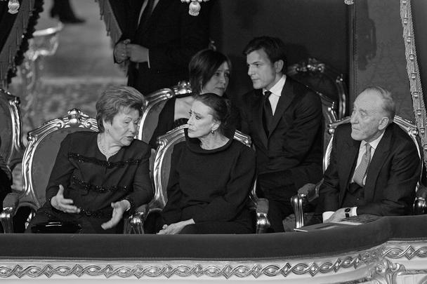 Вдова первого президента РФ Наина Ельцина, балерина Майя Плисецкая и композитор Родион Щедрин (слева направо на первом плане) 