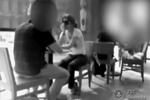 ФБР обнародовало досье на российских агентов, разоблаченных летом прошлого года. Опубликованы десятки фотографий, видеозаписей и других данных. На них видно, как «российские шпионы» общались, передавая друг другу информацию. На одной из фотографий (сделанной 26 июня 2010 года) видно, как на встречу в нью-йоркском кафе с Анной Чапман приходил работавший под прикрытием американский контрразведчик&#160;(фото: vault.fbi.gov)