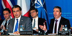 Новый эпизод, касающийся использования галстуков, произошел с Михаилом Саакашвили. Во время совместной пресс-конференции с генсеком НАТО Андерсом фог Расмуссеном Саакашвили показал тому специально надетый по этому случаю галстук – он был подарен президенту Грузии предыдущим генсеком альянса Схеффером во время его визита в Тбилиси в 2008 году. Саакашвили сказал, что «думал, что получит на этот раз куртку»