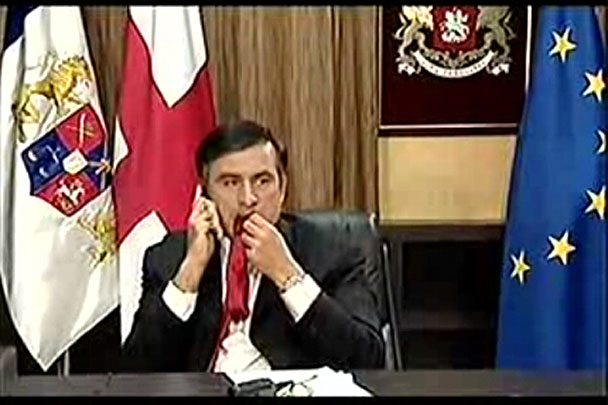 Тема галстуков для президента Грузии очень животрепещущая – известен момент, когда он жевал этот предмет одежды перед одним из своих выступлений в августе 2008 года
